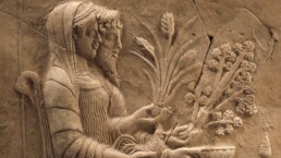 Pinax in marmo da Locri che rappresenta Persefone, figlia di Artemide, la Cerere romana, e Ade suo sposo nel mito dei Cerealia