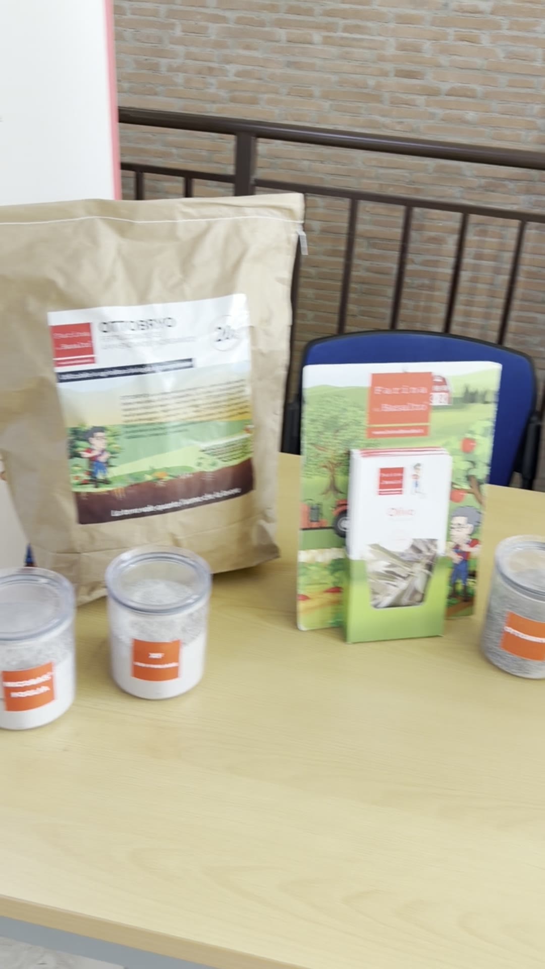 Sacco OTTOBRYO e campioni dei prodotti a base di Farina di Basalto® allo stand