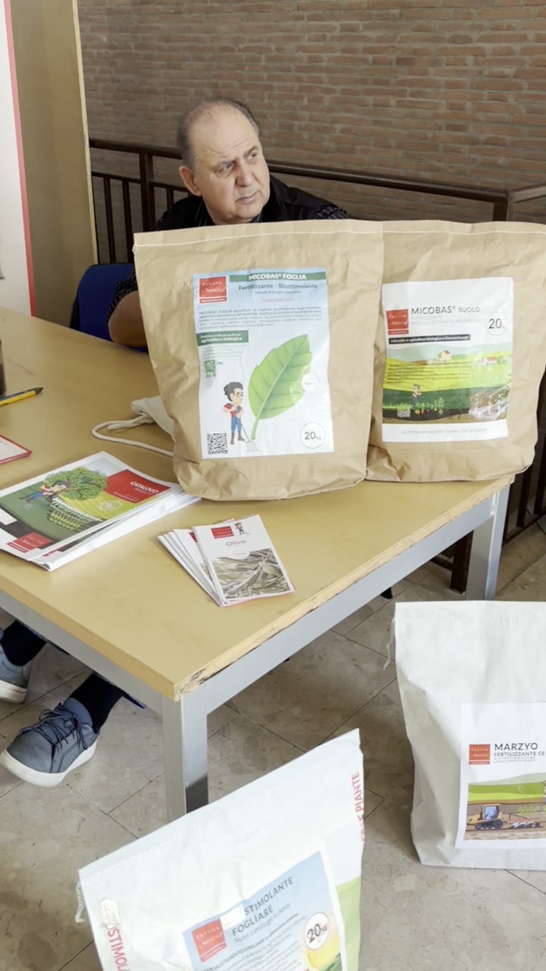 Il tavolo Farina di Basalto® al convegno: MICOBAS Foglia, MICOBAS Suolo, MARZYO, XF, catalogo e scheda olivo